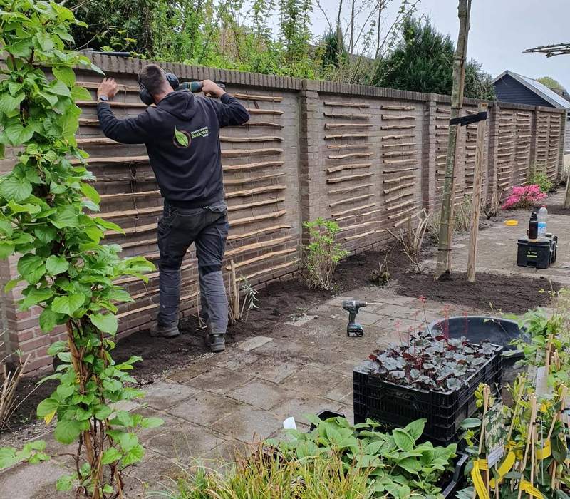 Beekman Tuinen aan het werk in de tuin